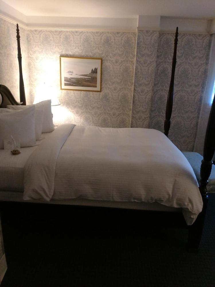 Deluxe Queen Room interior